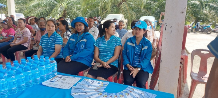 ไฟล์แนบ การประปาส่วนภูมิภาคสาขากาญจนดิษฐ์ ภายใต้การบริหารของนายสุรพงศ์ สมหวัง ผู้จัดการการประปาส่วนภูมิภาคสาขากาญจนดิษฐ์ มอบหมายนางธันย์วรินท์ คงจันทร์ หัวหน้างาน8 งานจัดเก็บรายได้ นางสาวรัชนีพร เกิดวัน หัวหน้างาน 8 งานอำนวยการ พร้อมด้วยพนักงานในสังกัดลงพื้นที่ประชาสัมพันธ์ การแนะนำการใช้ PWA Plus Life+ เพิ่มความสะดวกรวดเร็ว ครบจบในแอปเดียว  จะจ่าย จะแจ้ง แอปเดียวจบ! ดาวน์โหลดฟรีไม่มีค่าใช้จ่าย แอปพลิเคชั่นเพื่ออำนวยความสะดวกให้แก่ผู้ใช้น้ำของ กปภ....ณ  ศาลาหมู่บ้าน(หลุมแป๋ง) หมู่ที่ 5 บ้านพ่วง ตำบลพลายวาส อำเภอกาญจนดิษฐ์ พร้อมทั้งมอบน้ำดื่มตราสัญญาลักษณ์ กปภ.ในกิจกรรมดังกล่าว  