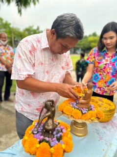 ไฟล์แนบ กปภ.สาขาพนมทวน ร่วมสืบสานประเพณีไทย จัดกิจกรรมสรงน้ำพระและพระแม่ธรณีฯ พร้อมรดน้ำดำหัวผู้ใหญ่ เพื่อขอขมา และขอพร เนื่องในวันสงกรานต์
