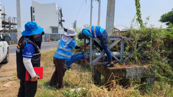 ไฟล์แนบ กปภ.สาขาอ้อมน้อย ลงพื้นที่ตรวจสอบแรงดันในเส้นท่อ ชุดหัวดับเพลิง และแอร์วาล์ว 