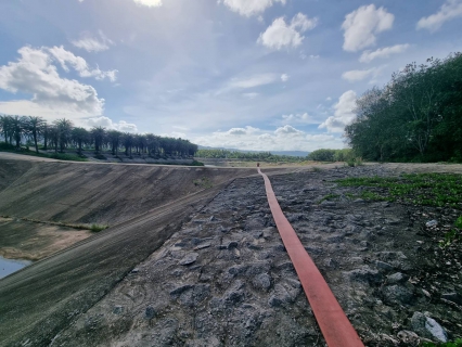 ไฟล์แนบ กปภ.สาขาบางสะพาน ร่วมกับ ศูนย์ป้องกันและบรรเทาสาธารณภัย เขต 4 ประจวบคีรีขันธ์ และ เขต 2 สุพรรณบุรี  ติดตั้งเครื่องสูบน้ำระยะไกลและโรยสายอ่อนสูบทอยน้ำดิบ คลองช้างแรก แก้ไขปัญหาภัยแล้ง