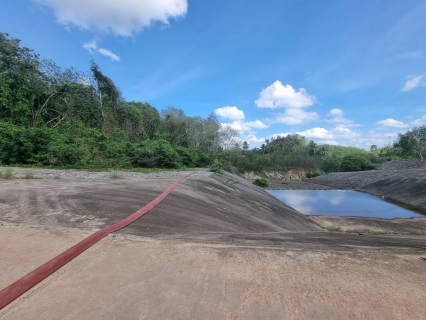 ไฟล์แนบ กปภ.สาขาบางสะพาน ร่วมกับ ศูนย์ป้องกันและบรรเทาสาธารณภัย เขต 4 ประจวบคีรีขันธ์ และ เขต 2 สุพรรณบุรี  ติดตั้งเครื่องสูบน้ำระยะไกลและโรยสายอ่อนสูบทอยน้ำดิบ คลองช้างแรก แก้ไขปัญหาภัยแล้ง