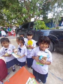 ไฟล์แนบ การประปาส่วนภูมิภาคสาขาเขาชัยสน มอบน้ำดื่มตราสัญลักณ์ กปภ. สนับสนุนโครงการบำบัดทุกข์ บำรุงสุข สร้างรอยยิ้มให้ประชาชน ณ โรงเรียนเทศบาลจองถนน (วัดบางแก้ว) ตำบลจองถนน อำเภอเขาชัยสน  จังหวัดพัทลุง