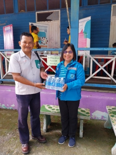 ไฟล์แนบ การประปาส่วนภูมิภาคสาขาเขาชัยสน มอบน้ำดื่มตราสัญลักณ์ กปภ. สนับสนุนโครงการบำบัดทุกข์ บำรุงสุข สร้างรอยยิ้มให้ประชาชน ณ โรงเรียนเทศบาลจองถนน (วัดบางแก้ว) ตำบลจองถนน อำเภอเขาชัยสน  จังหวัดพัทลุง