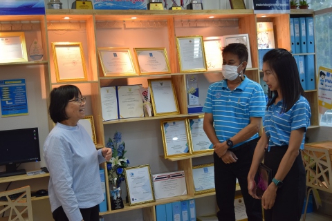 ไฟล์แนบ กปภ.สาขากำแพงเพชร จัดเต็มทำป้ายไฟต้อนรับ รองผู้ว่าการ (ปฏิบัติการ1) สร้างสีสัน รอยยิ้ม บรรยากาศอบอุ่น  