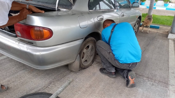 ไฟล์แนบ พนักงาน กปภ.สาขาอ้อมน้อย ช่วยเหลือลูกค้ายางรั่ว สร้างความประทับใจ