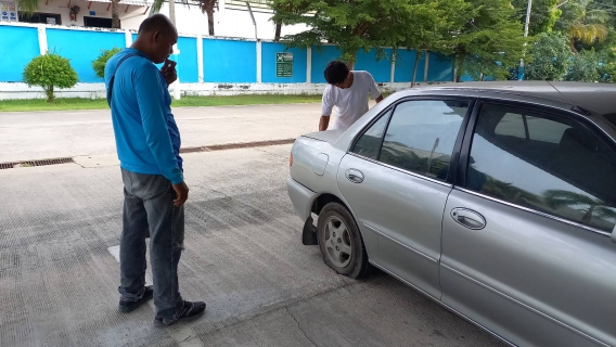 ไฟล์แนบ พนักงาน กปภ.สาขาอ้อมน้อย ช่วยเหลือลูกค้ายางรั่ว สร้างความประทับใจ