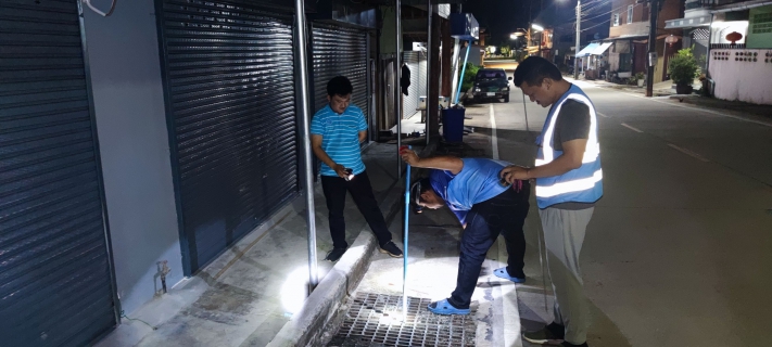 ไฟล์แนบ การประปาส่วนภูมิภาคสาขาหลังสวน ลงพื้นที่ทำ Step Test พร้อมเดินสำรวจหาท่อแตกรั่ว 