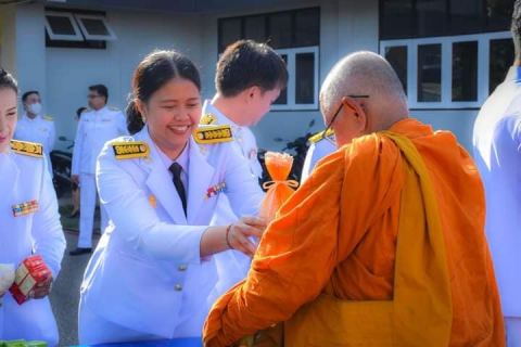 ไฟล์แนบ การประปาส่วนภูมิภาคสาขาท่าแซะ ร่วมพิธีทำบุญตักบาตรถวายพระราชกุศล และวางพวงมาลาถวายราชสักการะ เนื่องในวันนวมินทรมหาราช 13 ตุลาคม 2566