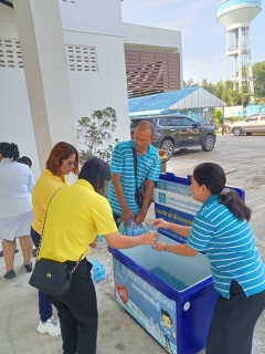 ไฟล์แนบ การประปาส่วนภูมิภาคสาขากาญจนดิษฐ์ ร่วมแจกน้ำดื่มตราสัญญาลักษณ์ กปภ.ให้กับผู้เข้าร่วมพิธีวางพวงมาลาเพื่อน้อมรำลึก ในพระมหากรุณาธิคุณ พระบาทสมเด็จพระบรมชนกาธิเบศร มหาภูมิพลอดุลยเดชมหาราชบรมนาถบพิตร เนื่องในวันนวมินทรมหาราช