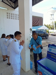 ไฟล์แนบ การประปาส่วนภูมิภาคสาขากาญจนดิษฐ์ ร่วมแจกน้ำดื่มตราสัญญาลักษณ์ กปภ.ให้กับผู้เข้าร่วมพิธีวางพวงมาลาเพื่อน้อมรำลึก ในพระมหากรุณาธิคุณ พระบาทสมเด็จพระบรมชนกาธิเบศร มหาภูมิพลอดุลยเดชมหาราชบรมนาถบพิตร เนื่องในวันนวมินทรมหาราช