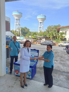 ไฟล์แนบ การประปาส่วนภูมิภาคสาขากาญจนดิษฐ์ ร่วมแจกน้ำดื่มตราสัญญาลักษณ์ กปภ.ให้กับผู้เข้าร่วมพิธีวางพวงมาลาเพื่อน้อมรำลึก ในพระมหากรุณาธิคุณ พระบาทสมเด็จพระบรมชนกาธิเบศร มหาภูมิพลอดุลยเดชมหาราชบรมนาถบพิตร เนื่องในวันนวมินทรมหาราช