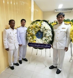 ไฟล์แนบ กปภ.สาขาสุโขทัย นำโดยนายธงชัย  สถิตย์ตระกูล ผู้จัดการ และพนักงานในสังกัด ร่วมพิธีน้อมรำลึกในพระมหากรุณาธิคุณ เนื่องในวันคล้ายวันสวรรคตพระบาทสมเด็จพระบรมชนกาธิเบศรมหาภูมิพลอดุลยเดชมหาราช บรมนาถบพิตร ๑๓ ตุลาคม ๒๕๖๖ ณ มหาวิทยาลัยการกีฬาแห่งชาติ วิทยาเขตสุโขทัย โดยนำน้ำดื่มบรรจุขวด ตราสัญญาลักษณ์ กปภ. แจกฟรีให้กับผู้ร่วมงานด้วย