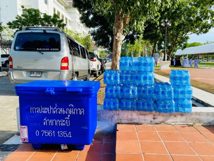 ไฟล์แนบ การประปาส่วนภูมิภาคสาขากระบี่ สนับสนุนน้ำดื่มบรรจุขวดตราสัญลักษณ์ กปภ.จำนวน 420 ขวด พร้อมเข้าร่วมพิธีวางพวงมาลาเนื่องในวันคล้ายวันสวรรคต พระบาทสมเด็จพระจุลจอมเกล้าเจ้าอยู่หัว 23 ตุลาคม 2566