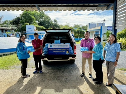 ไฟล์แนบ การประปาส่วนภูมิภาคสาขากาญจนดิษฐ์ มอบน้ำดื่มตราสัญญลักษณ์ กปภ.ให้กับสำนักงานสาธารณสุขอำเภอกาญจนดิษฐ์  