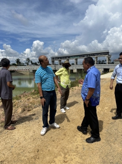 ไฟล์แนบ การประปาส่วนภูมิภาคสาขาชุมพร]ลงพื้นที่ตรวจสอบปริมาณน้ำ บริเวณประตูระบายน้ำปากคลองชุมพร-นาคราชพื่อวางแผนในการบริหารจัดการน้ำ
