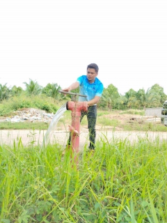 ไฟล์แนบ กปภ.สาขาท่าแซะ นำทีมลงพื้นที่ชุมชนบ้านทุ่งน้ำใส ต.ดอนยาง อ.ปะทิว จ.ชุมพร ดำเนินการเปิดล้างระบายตะกอนในเส้นท่อจ่ายน้ำ (Blow off)