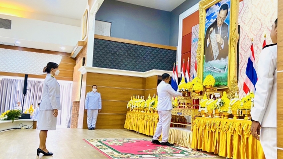 ไฟล์แนบ กปภ.สาขาภูเก็ต เข้าร่วมพิธีวางพานพุ่มดอกไม้สดถวายราชสักการะ น้อมรำลึกในพระมหากรุณาธิคุณพระบาทสมเด็จพระบรมชนกาธิเบศร มหาภูมิพลอดุลยเดชมหาราช บรมนาถบพิตร เนื่องใน วันพระบิดาแห่งฝนหลวง ประจำปี 2566