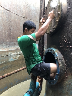 ไฟล์แนบ การประปาส่วนภูมิภาคสาขากาญจนดิษฐ์  ดำเนินการล้างถังกรองโมบายพร้อมเปลี่ยนทรายกรอง ณ.แม่ข่ายกาญจนดิษฐ์