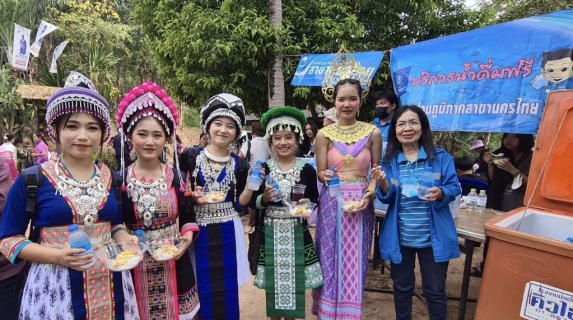 ไฟล์แนบ การประปาส่วนภูมิภาคสาขานครไทย แจกน้ำดื่มตราสัญลักษณ์ กปภ. งานประเพณีปักธงชัย