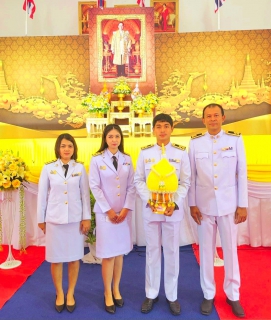 ไฟล์แนบ การประปาส่วนภูมิภาคสาขากาญจนดิษฐ์ ร่วมพิธีวางพานพุ่มดอกไม้ถวายราชสักการะ เนื่องในวันคล้ายวันพระราชสมภพ พระบาทสมเด็จพระบรมชนกาธิเบศร มหาภูมิพลอดุลยเดชมหาราช บรมนาถบพิตร วันชาติและวันพ่อแห่งชาติ