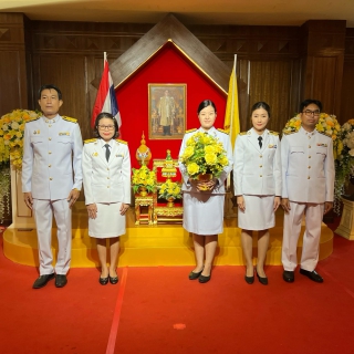 ไฟล์แนบ กปภ.สาขาขอนแก่น (พ.) ร่วมพิธีทำบุญตักบาตร และพิธีวางพานพุ่มหน้าพระบรมฉายาลักษณ์ พระบาทสมเด็จพระบรมชนกาธิเบศร มหาภูมิพลอดุลยเดชมหาราช บรมนาถบพิตร เนื่องในวันชาติ-วันพ่อแห่งชาติ ปี 2566