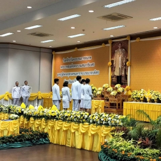 ไฟล์แนบ กปภ.สาขาขอนแก่น (พ.) ร่วมพิธีทำบุญตักบาตร และพิธีวางพานพุ่มหน้าพระบรมฉายาลักษณ์ พระบาทสมเด็จพระบรมชนกาธิเบศร มหาภูมิพลอดุลยเดชมหาราช บรมนาถบพิตร เนื่องในวันชาติ-วันพ่อแห่งชาติ ปี 2566