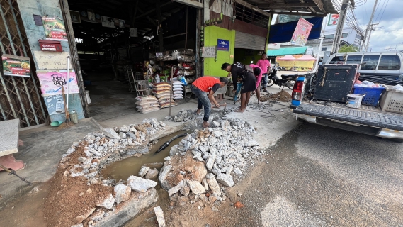 ไฟล์แนบ การประปาส่วนภูมิภาคสาขาหลังสวน ออกปฏิบัติการซ่อมท่อแตก-ท่อรั่ว ในพื้นที่ ตั้งแต่บริเวณตลาดหลังสวน จนถึงตลาดปากน้ำหลังสวน อำเภอหลังสวน จังหวัดชุมพร