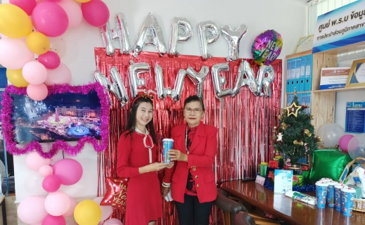 ไฟล์แนบ กปภ.สาขากำแพงเพชร ชวนลูกค้าใส่ชุดสีแดงถ่ายรูป Check - in รับแก้วน้ำ Merry Christmas