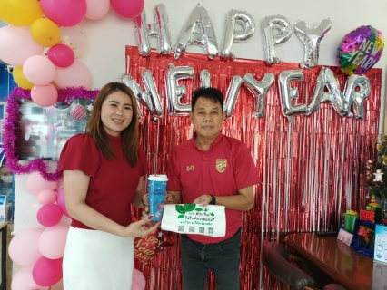 ไฟล์แนบ กปภ.สาขากำแพงเพชร ชวนลูกค้าใส่ชุดสีแดงถ่ายรูป Check - in รับแก้วน้ำ Merry Christmas