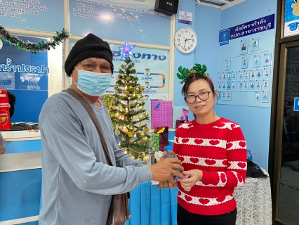 ไฟล์แนบ กปภ.สาขาราชบุรี จัดกิจกรรมMerry Christmas จ่ายปุ๊ป รับปั๊บ วันนี้ - 28 ธันวาคม 2566 เพียงจ่ายค่าน้ำกปภ. และค่าติดตั้งประปาใหม่ รับของที่ระลึกฟรีทันที