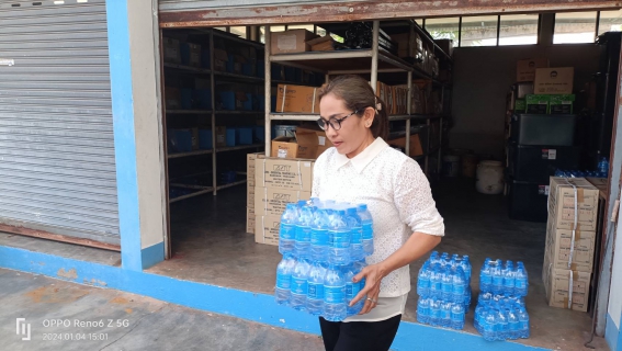 ไฟล์แนบ การประปาส่วนภูมิภาคสาขากาญจนดิษฐ์ มอบน้ำดื่มตราสัญญลักษณ์ กปภ.ให้กับองค์การบริหารส่วนตำบลตะเคียนทอง