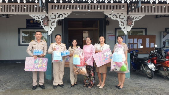 ไฟล์แนบ การประปาส่วนภูมิภาคสาขาระโนดร่วมสนับสนุนอุปกรณ์การเรียน ตุ๊กตา ของเล่น และ น้ำดื่มบรรจุขวดตราสัญลักษณ์ กปภ. เนื่องในโอกาสวันเด็กแห่งชาติ 2567