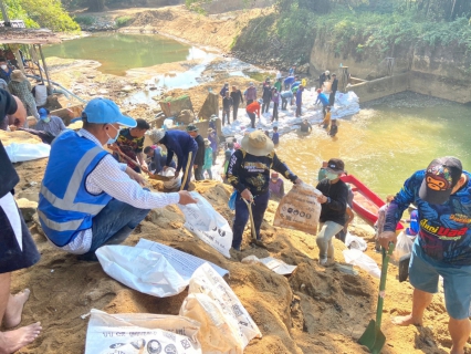 ไฟล์แนบ กปภ.สาขาขลุง เข้าร่วมโครงการรักษ์ตรอกนองสร้างฝายชะลอน้ำตามโครงการพระราชดำริเพื่อการอนุรักษ์และบริหารจัดการ พร้อมมอบน้ำดื่มตราสัญลักษณ์ กปภ. จำนวน 500 ขวด ให้แก่ อบต.ตรอกนอง อ.ขลุง จ.จันทบุรี