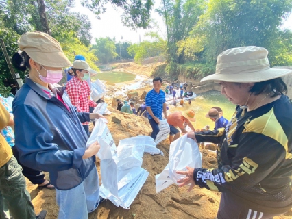 ไฟล์แนบ กปภ.สาขาขลุง เข้าร่วมโครงการรักษ์ตรอกนองสร้างฝายชะลอน้ำตามโครงการพระราชดำริเพื่อการอนุรักษ์และบริหารจัดการ พร้อมมอบน้ำดื่มตราสัญลักษณ์ กปภ. จำนวน 500 ขวด ให้แก่ อบต.ตรอกนอง อ.ขลุง จ.จันทบุรี