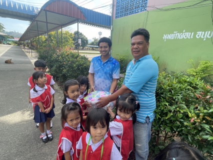 ไฟล์แนบ การประปาส่วนภูมิภาคสาขาตะกั่วป่า มอบของขวัญสนับสนุนกิจกรรมงานวันเด็กแห่งชาติ ประจำปี 2567 ให้กับโรงเรียนวัดคมนียเขต