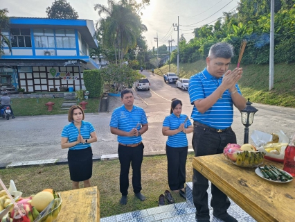 ไฟล์แนบ กปภ.สาขาภูเก็ต ร่วมจัดกิจกรรม พิธีสักการะพระภูมิเจ้าที่ ศาลพระแม่ธรณีวิสุทธิสรรพสักขีบารมีธำรงชล ที่ประดิษฐานบริเวณด้านหน้าอาคารสำนักงาน และพิธีสักการะศาลเจ้าแม่นวลน้องตะเคียนทอง 