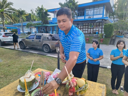 ไฟล์แนบ กปภ.สาขาภูเก็ต ร่วมจัดกิจกรรม พิธีสักการะพระภูมิเจ้าที่ ศาลพระแม่ธรณีวิสุทธิสรรพสักขีบารมีธำรงชล ที่ประดิษฐานบริเวณด้านหน้าอาคารสำนักงาน และพิธีสักการะศาลเจ้าแม่นวลน้องตะเคียนทอง 