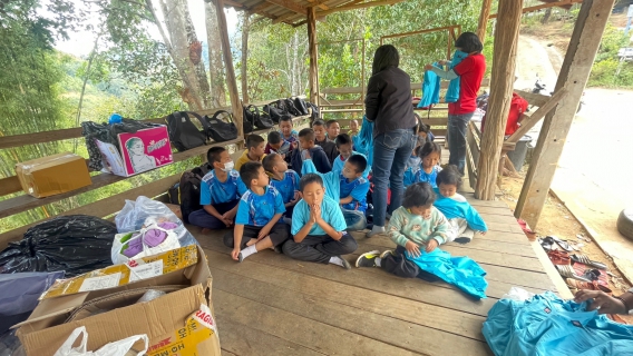 ไฟล์แนบ กปภ.สาขาคลองหลวง รวมน้ำใจสนับสนุนอุปกรณ์การเรียน และอุปกรณ์กีฬาแก่น้อง ๆ โรงเรียนบ้านสุดห้วยนา