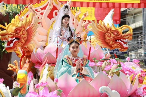 ไฟล์แนบ การประปาส่วนภูมิภาคเขต 10 ร่วมกับ การประปาส่วนภูมิภาคสาขานครสวรรค์  ส่งเสริมประเพณีแห่เจ้าพ่อ-เจ้าแม่ปากน้ำโพ (ตรุษจีนนครสวรรค์) มอบน้ำดื่มตราสัญลักษณ์ กปภ.