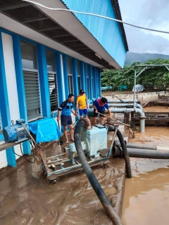 ไฟล์แนบ กปภ.สาขาแม่สาย เสียหายหนัก  เร่งระดมเครื่องจักรเข้าฟื้นฟูระบบประปา 