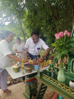 ไฟล์แนบ กปภ.สาขาภูเก็ต ร่วมจัดกิจกรรม พิธีสักการะพระภูมิเจ้าที่ ศาลพระแม่ธรณีวิสุทธิสรรพสักขีบารมีธำรงชล ที่ประดิษฐานบริเวณด้านหน้าอาคารสำนักงาน และพิธีสักการะศาลเจ้าแม่นวลน้องตะเคียนทอง