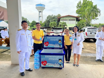 ไฟล์แนบ กปภ.สาขากาญจนดิษฐ์ ร่วมพิธีวางพวงมาลาเพื่อน้อมรำลึก ในพระมหากรุณาธิคุณ พระบาทสมเด็จพระบรมชนกาธิเบศรมหาภูมิพลอดุลยเดชมหาราชบรมนาถบพิตรเนื่องใน วันนวมินทรมหาราช  พร้อมทั้งแจกน้ำดื่มตราสัญญาลักษณ์ กปภ.ให้กับผู้เข้าร่วมพิธี