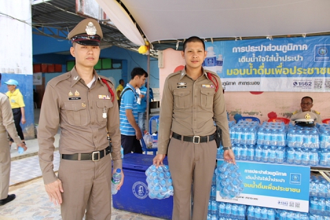 ไฟล์แนบ กปภ.เขต 4 มอบหมาย กปภ.สาขาระนอง ร่วมต้อนรับองคมนตรี ในโอกาสเชิญสิ่งของพระราชทาน และสิ่งของพระราชทานสำหรับเด็ก มอบแก่ประชาชนผู้ประสบอุทกภัยในพื้นที่จังหวัดระนอง พร้อมสนับสนุนน้ำดื่มตราสัญลักษณ์ กปภ.บริ