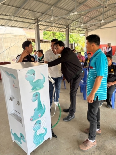ไฟล์แนบ กปภ.สาขาขอนแก่น(พ)ร่วมงาน มอบตู้น้ำดื่ม พร้อมตรวจสอบความเรียบร้อยหลังจากการติดตั้งมาตรน้ำใหม่ของโรงเรียนต่อเนื่องจากโครงการ หลอมรวมใจมอบน้ำใสสะอาดให้โรงเรียน ของอำเภอเมืองขอนแก่นตามนโยบายกระทรวงมหาดไทย 
