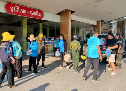 ไฟล์แนบ กปภ.สาขาปทุมธานี(พ) ช่วยเหลือฉับไว ร่วมส่งมอบน้ำใจ ห่วงใยประชาชน ช่วยเหลือน้ำดื่มบรรจุขวด แก่ รพ.ปทุมธานี ในการอพยพคนไข้ จากเหตุแผ่นดินไหว