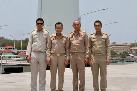 ไฟล์แนบ ผู้ว่าการ กปภ. ร่วมให้การต้อนรับ ราชเลขานุการในพระองค์ฯ รองนายกรัฐมนตรีและรัฐมนตรีว่าการกระทรวงมหาดไทย ลงพื้นที่ติดตามโครงการพัฒนาเกาะสีชัง เร่งแก้ปัญหาน้ำ-ส่งเสริมท่องเที่ยว ดันเศรษฐกิจท้องถิ่นโต