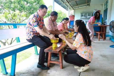 ไฟล์แนบ กปภ.สาขาประจวบคีรีขันธ์ ดำเนินกิจกรรม "แค่คุณจ่าย เราพร้อมแจก" เนื่องในเทศกาลสงกรานต์ ประจำปี 2568 แจกแก้วและน้ำดื่มตราสัญลักษณ์ กปภ. และร่วมสืบสานวัฒนธรรมประเพณีอันดีงาม 