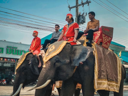 ไฟล์แนบ กปภ.สาขากุยบุรี ร่วมขบวนแห่เครื่องสักการะหลวงพ่อในกุฏิ พร้อมบริการน้ำดื่มแก่ประชาชน