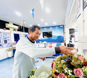 ไฟล์แนบ กปภ.สาขาวัฒนานคร จัดกิจกรรมต้อนรับช่วงเทศกาลสงกรานต์  แจกของที่ระลึก พร้อมชวนลูกค้าชำระค่าน้ำออนไลน์(1 เมษายน 2568 - 11 เมษายน 2568)