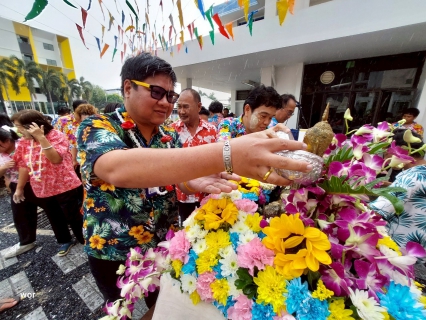 ไฟล์แนบ กปภ. สาขารังสิต (พ) จัดพิธีสรงน้ำพระพร้อมรดน้ำขอพรผู้ใหญ่ เพื่อความเป็นสิริมงคล เนื่องในวันสงกรานต์ประจำปี 2568